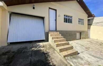 Imagem: A casa possui 2 Dormitórios, 2 Banheiros, 2 Vagas na garagem