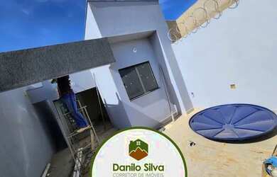 Imagem: A casa possui 3 Dormitórios, 1 Banheiro, 2 Vagas na garagem