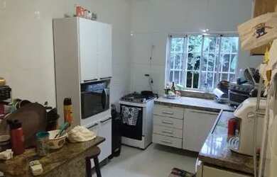 Imagem: A casa possui 3 Dormitórios, 2 Banheiros, 2 Vagas na garagem