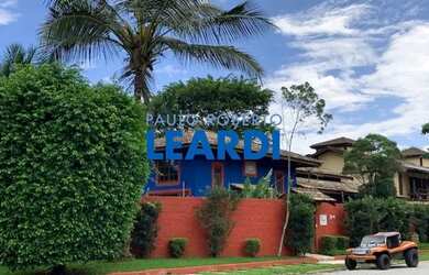 Imagem: A casa possui 4 Dormitórios, 5 Banheiros, 2 Vagas na garagem