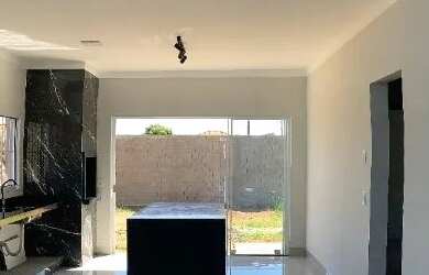 Imagem: A casa possui 2 Dormitórios, 1 Banheiro, 2 Vagas na garagem