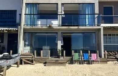 Imagem: A casa possui 3 Dormitórios, 3 Banheiros, 2 Vagas na garagem