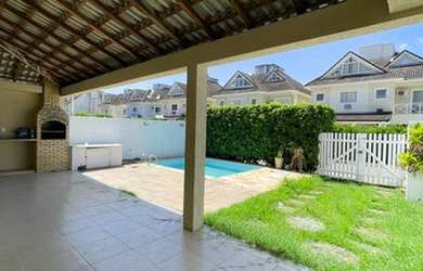 Imagem: A casa em condomínio possui 3 Dormitórios, 1 Banheiro, 2 Vagas