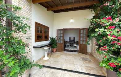 Imagem: A casa em condomínio possui 3 Dormitórios, 3 Banheiros, 2