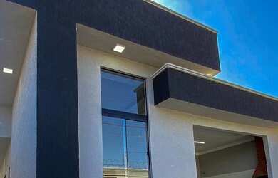 Imagem: A casa possui 3 Dormitórios, 2 Banheiros, 5 Vagas na garagem