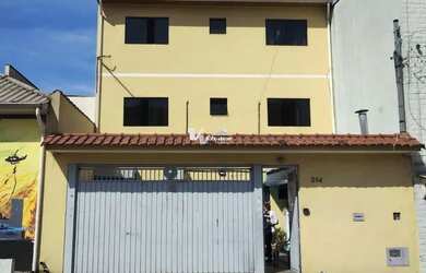 Imagem: A casa possui 4 Dormitórios, 3 Banheiros, 2 Vagas na garagem