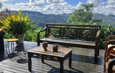 Imagem: A casa possui 4 Dormitórios, 4 Banheiros, 5 Vagas na garagem