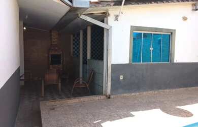 Imagem: A casa possui 3 Dormitórios, 2 Banheiros, 3 Vagas na garagem