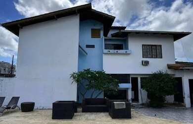 Imagem: A casa possui 4 Dormitórios, 5 Banheiros, 2 Vagas na garagem