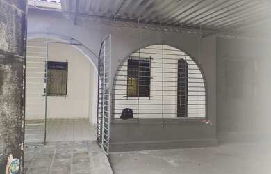 Imagem: A casa possui 4 Dormitórios, 3 Banheiros, 2 Vagas na garagem