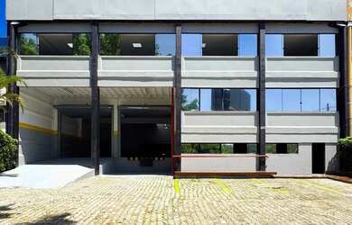 Imagem: O depósito possui 2200m² de Área e está localizado em Tamboré