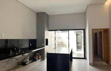 Imagem: A casa possui 3 Dormitórios, 2 Banheiros, 2 Vagas na garagem