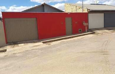 Imagem: A casa possui 2 Dormitórios, 1 Banheiro, 3 Vagas na garagem