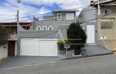 Imagem: A casa possui 4 Dormitórios, 4 Banheiros, 3 Vagas na garagem