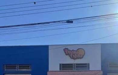 Imagem: A casa possui 3 Dormitórios, 2 Banheiros, 4 Vagas na garagem