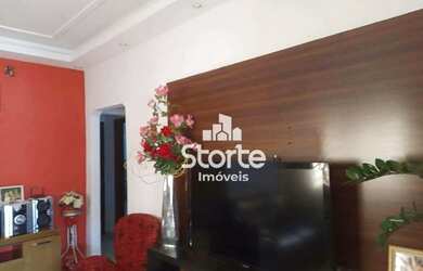 Imagem: A casa possui 3 Dormitórios, 3 Banheiros, 4 Vagas na garagem