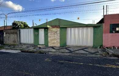 Imagem: A casa possui 4 Dormitórios, 4 Banheiros, 4 Vagas na garagem