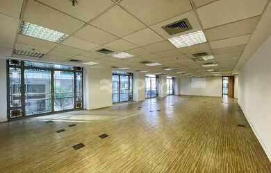 Imagem: O depósito possui 1 Vaga na garagem, 534m² de Área e está