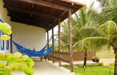 Imagem: A casa possui 3 Dormitórios, Acomodam 6 pessoas, 2 Vagas na