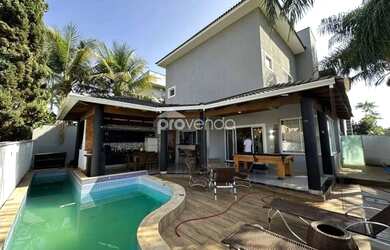 Imagem: A casa possui 4 Dormitórios, 5 Banheiros, 4 Vagas na garagem