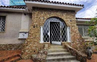 Imagem: A casa possui 4 Dormitórios, 4 Banheiros, 3 Vagas na garagem