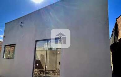 Imagem: A casa possui 2 Dormitórios, 2 Banheiros, 2 Vagas na garagem