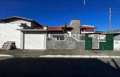 Imagem: A casa possui 3 Dormitórios, 2 Banheiros, 2 Vagas na garagem