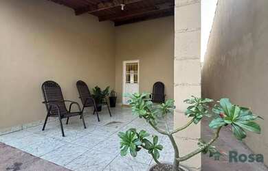 Imagem: A casa possui 2 Dormitórios, 1 Banheiro, 2 Vagas na garagem