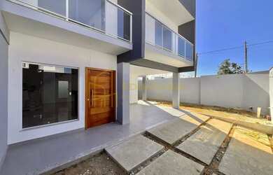 Imagem: A casa possui 3 Dormitórios, 2 Banheiros, 2 Vagas na garagem