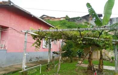 Imagem: A casa possui 5 Dormitórios, 2 Banheiros, 4 Vagas na garagem