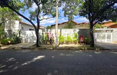 Imagem: A casa possui 3 Dormitórios, 3 Banheiros, 5 Vagas na garagem