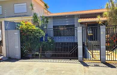 Imagem: A casa possui 5 Dormitórios, 5 Banheiros, 4 Vagas na garagem