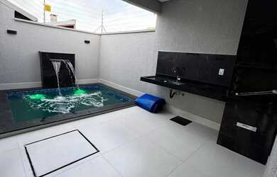 Imagem: A casa possui 3 Dormitórios, 2 Banheiros, 3 Vagas na garagem