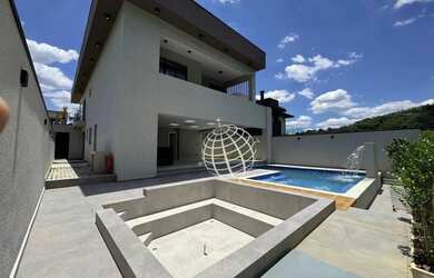 Imagem: A casa em condomínio possui 4 Dormitórios, 5 Banheiros, 2