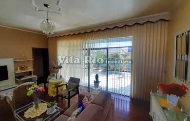 Imagem: A casa possui 4 Dormitórios, 3 Banheiros, 3 Vagas na garagem