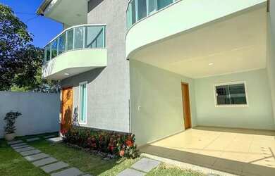 Imagem: A casa possui 3 Dormitórios, 3 Banheiros, 2 Vagas na garagem