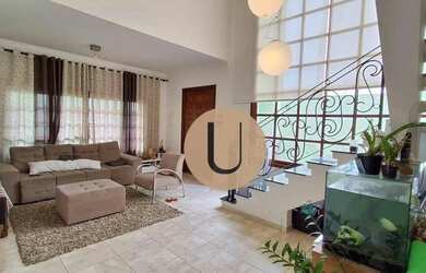 Imagem: A casa possui 4 Dormitórios, 5 Banheiros, 5 Vagas na garagem