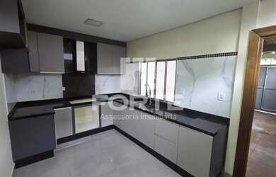 Imagem: A casa possui 3 Dormitórios, 1 Banheiro, 4 Vagas na garagem