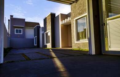 Imagem: A casa possui 3 Dormitórios, 2 Banheiros, 2 Vagas na garagem