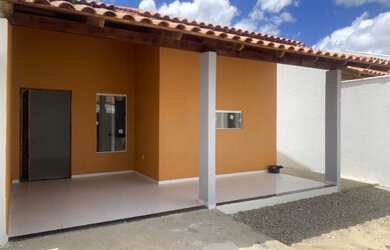 Imagem: A casa possui 3 Dormitórios, 2 Banheiros, 1 Vaga na garagem