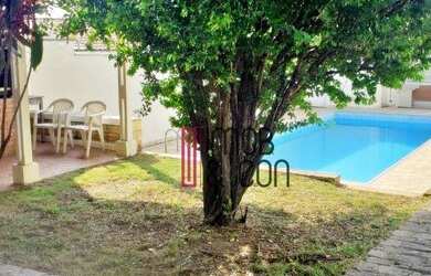 Imagem: A casa possui 3 Dormitórios, 3 Banheiros, 4 Vagas na garagem