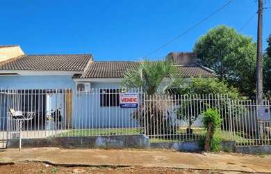 Imagem: A casa possui 3 Dormitórios, 2 Banheiros, 4 Vagas na garagem