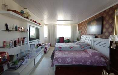 Imagem: A casa possui 3 Dormitórios, 1 Banheiro, 2 Vagas na garagem