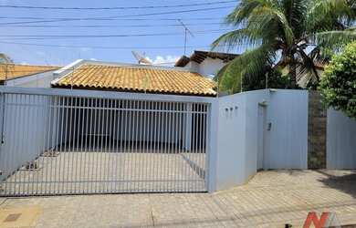 Imagem: A casa possui 3 Dormitórios, 3 Banheiros, 4 Vagas na garagem