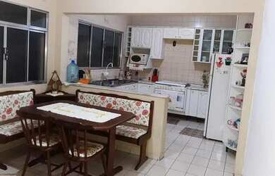 Imagem: A casa possui 3 Dormitórios, 1 Banheiro, 2 Vagas na garagem