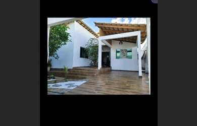 Imagem: A casa possui 3 Dormitórios, 2 Banheiros, 2 Vagas na garagem