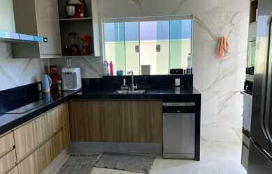 Imagem: A casa possui 3 Dormitórios, 4 Banheiros, 4 Vagas na garagem