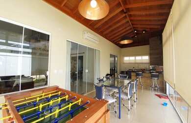 Imagem: A casa em condomínio possui 4 Dormitórios, 5 Banheiros, 4