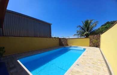 Imagem: A casa possui 3 Dormitórios, 2 Banheiros, 5 Vagas na garagem