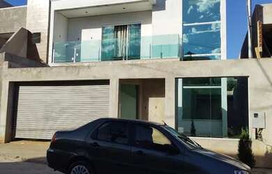 Imagem: A casa possui 3 Dormitórios, 2 Banheiros, 2 Vagas na garagem